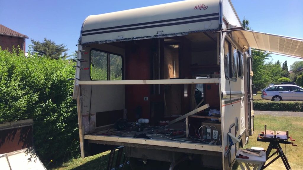 Reparatur des Wasserschaden im Wohnmobil Der wichtige 2. Holzbalken im Wohnmobil Heck ist montiert