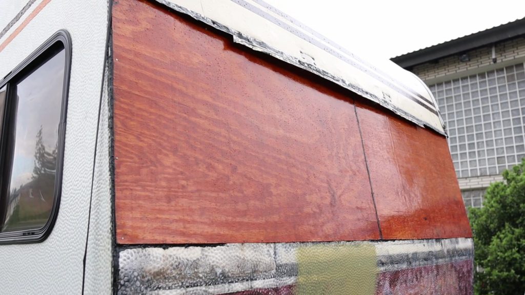 Mit Yachtlack wasserfest lackierte Holzplatten als Abschluss im Wohnmobil-Heck