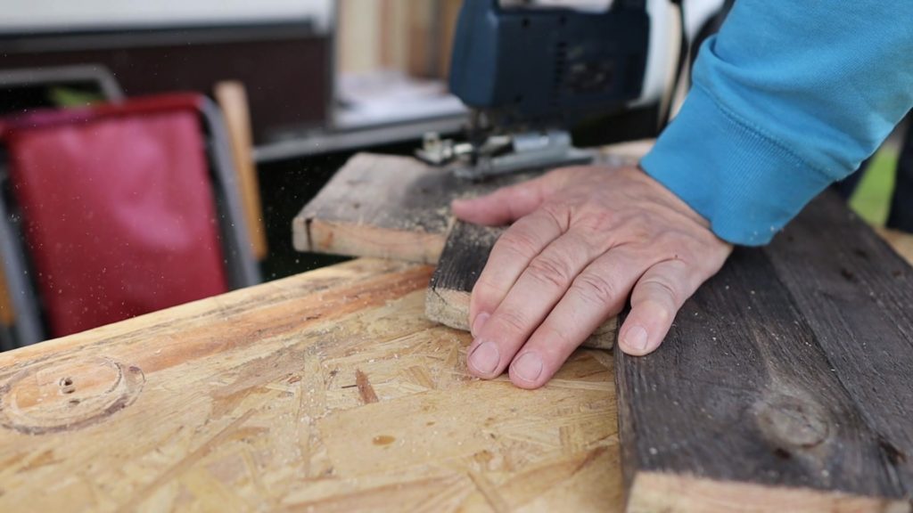 Recycling Altholz aus Paletten wird zu einer Platte verleimt und in Form gesägt