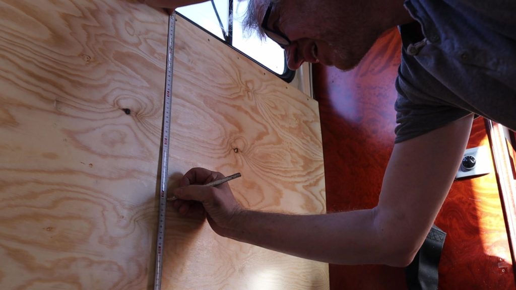 Mit leichtem Sperrholz werden die unteren Wände im Wohnmobil verkleidet