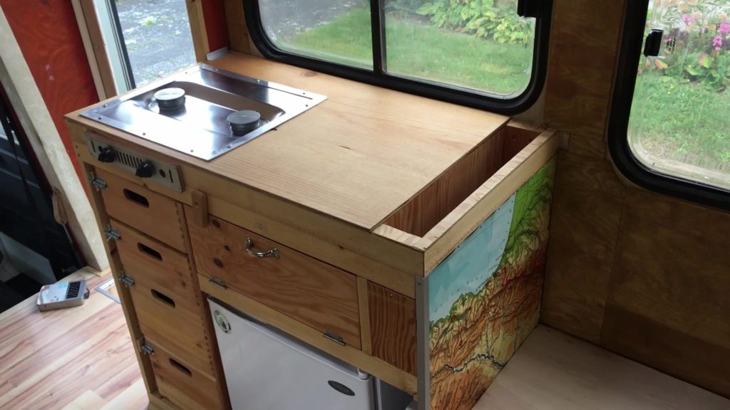 Küchenblock im Ford Transit Wohnmobil aus Sperrholz, Holzkisten als Schuladen, Staufach mit Klappe und Flaschenfach