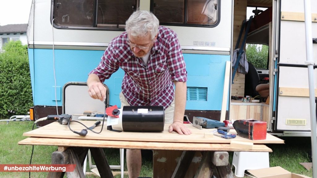 Thomas erklärt das Prinzip des drucklosen elgena Warmwasserboilers für das Wohnmobil