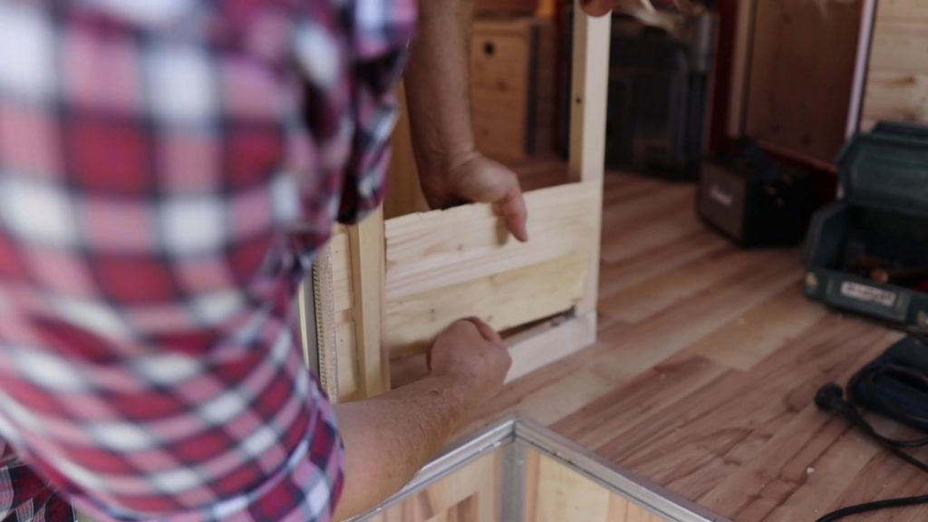 Seitenverkleidung des Küchenblock aus Holzpanele