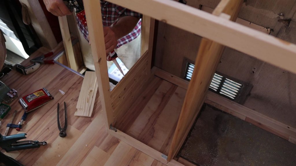 Aufbau des Küchenblock aus 24 x 48 mm Holzlatten im Ford Wohnmobil
