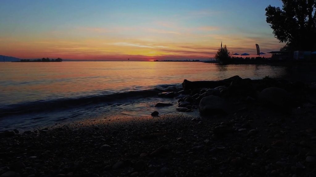 Grandioser Sonnenuntergang mit traumhafter Abendstimmung am Ufer des Bodensee